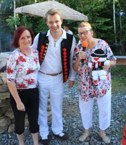 Kierownik Kapeli "Wista" z fankami muzyki góralskiej.